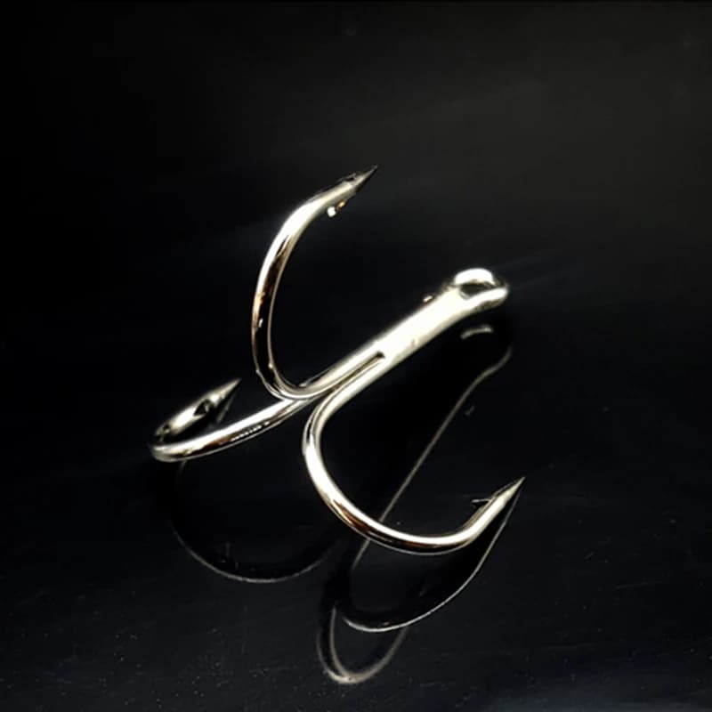 Lot de 50 hameçons triples pêche DG04, acier haute carbone avec ardillon, noir/argent, pour carnassiers