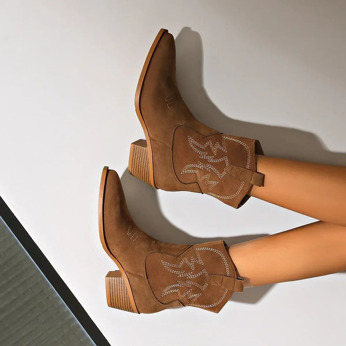 Bottes cowboy courtes brodées bout pointu talon bloc rétro 2025 enfiler facile femmes