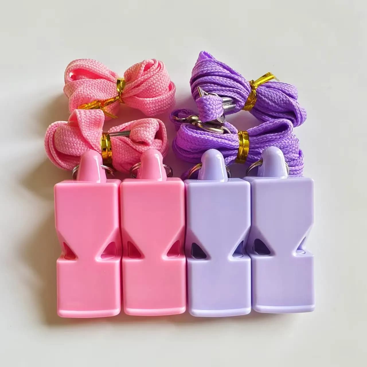 Sifflet arbitre Nice Colours Classic avec cordon - 4 pièces en boîte pour pêche et sécurité