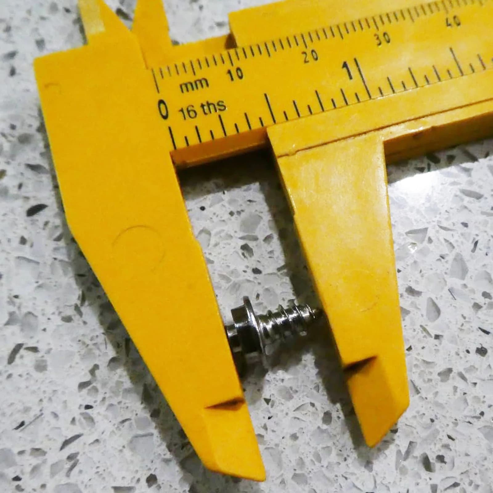 26 crampons vissables pour bottes de pêche avec outil - Compatibles semelles feutre et crantées