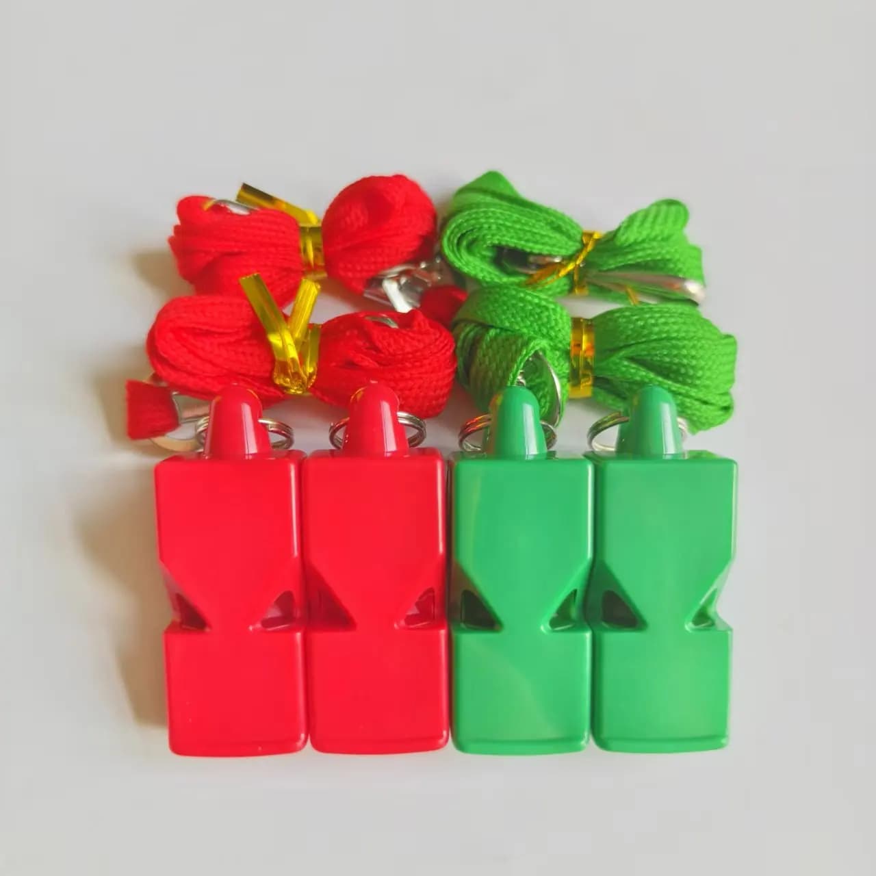 Sifflet arbitre Nice Colours Classic avec cordon - 4 pièces en boîte pour pêche et sécurité