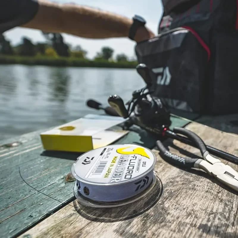 Bas de ligne fluorocarbone Daiwa J-Fluorocarbon 100m/50m coulant transparent fabriqué au Japon