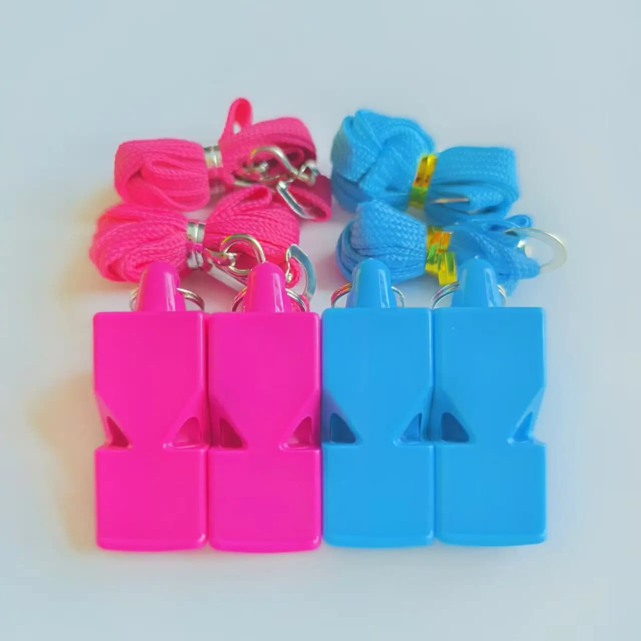 Sifflet arbitre Nice Colours Classic avec cordon - 4 pièces en boîte pour pêche et sécurité