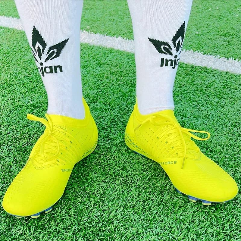 Chaussures de foot crampons moulés confortables respirantes pour entraînement et matchs compétition