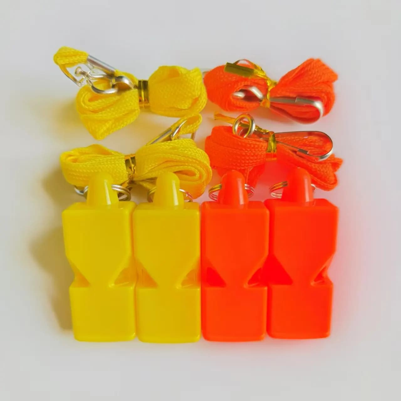 Sifflet arbitre Nice Colours Classic avec cordon - 4 pièces en boîte pour pêche et sécurité