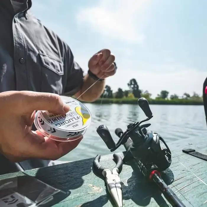 Bas de ligne fluorocarbone Daiwa J-Fluorocarbon 100m/50m coulant transparent fabriqué au Japon