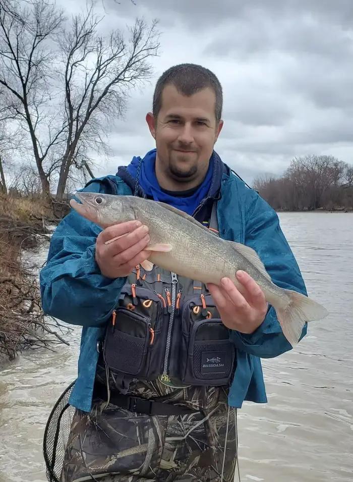 Veste de pêche Bassdash en polyester avec 18 poches ajustables pour activités outdoor et pêche à la mouche